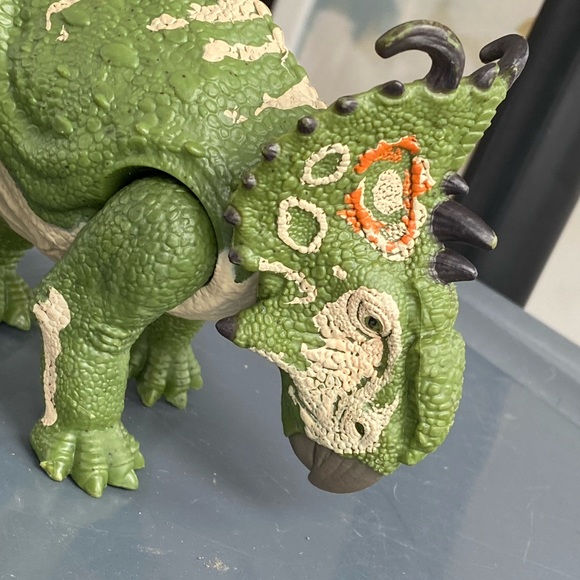 Jurassic World Fallen Kingdom Roarivores SINOCERATOPS 10” Jurassic Park Mattel - Picture 4 of 12